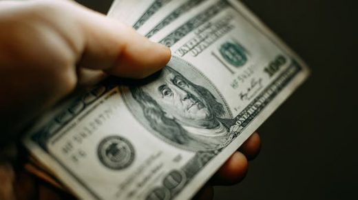 الدولار يسجل أعلى مستوى في أسبوع بعد ارتفاع عوائد السندات