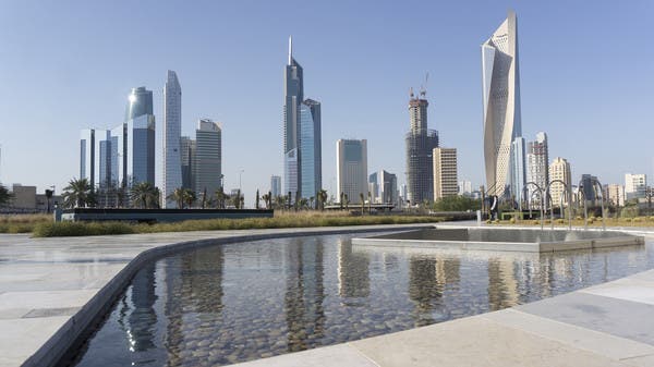 الكويت تبدأ خفض رواتب عاملين بنسب تصل لـ50%