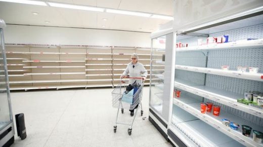 بريطانيا ترجئ تنفيذ أحد أهم بنود "بريكست" خوفاً من شح المواد الغذائية