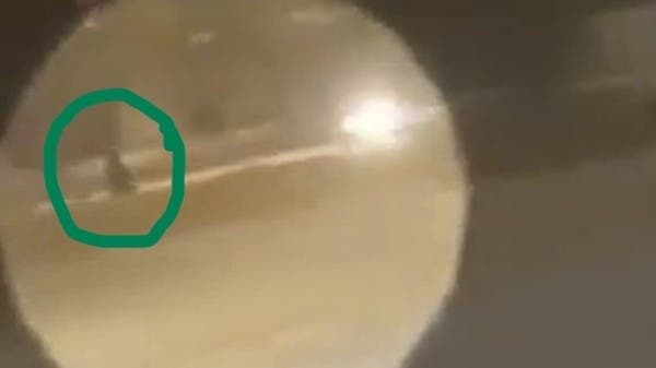 فيديو مروع.. توقيف مواطن سرق سيارة ودهس فتاتين بالسعودية