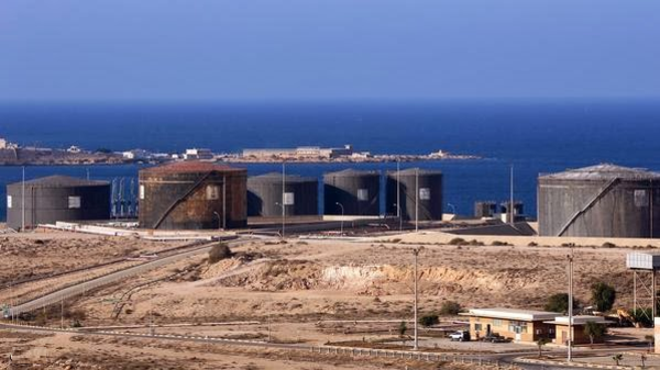 ليبيا.. مرفأ الحريقة يعود للعمل بعد إغلاقه من قبل محتجين