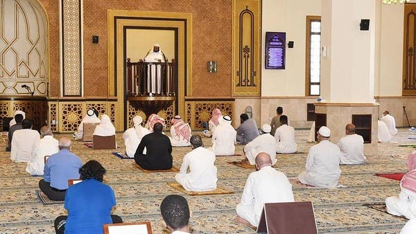 التأكيد على التباعد الاجتماعي وارتداء القناع في مساجد السعودية 