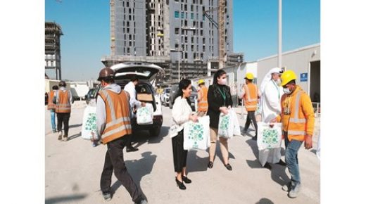 "التجارية" توزع ملابس شتوية على العمال 