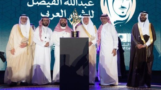 دموع خالد الفيصل في حفل تتويج جائزة عبدالله الفيصل 