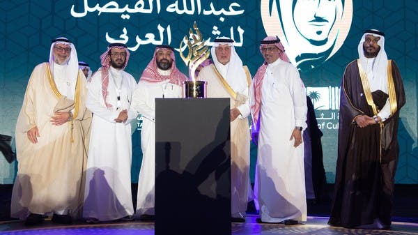 دموع خالد الفيصل في حفل تتويج جائزة عبدالله الفيصل 