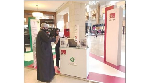 سيارة تقدم عروضها في معرض الملا للسيارات في 