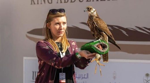 طبيب بولندي ينافس السعوديين في مهرجان الصقر 