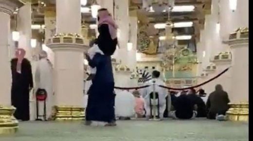 فيديو مثير للإعجاب .. شاب يحمل والده على كتفيه في المسجد النبوي 