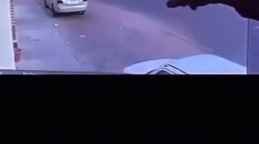 فيديو من تبوك .. سرق سيارة وأطلق النار على رجال الأمن 