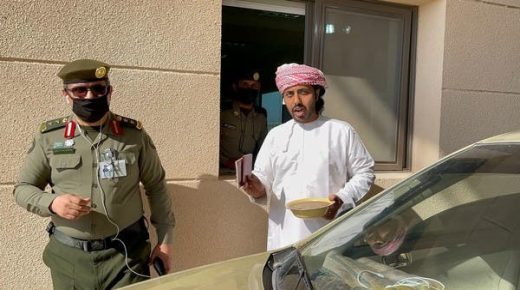 هذا ما أعطاه عماني أثناء عبوره للميناء السعودي لضباط الجوازات 