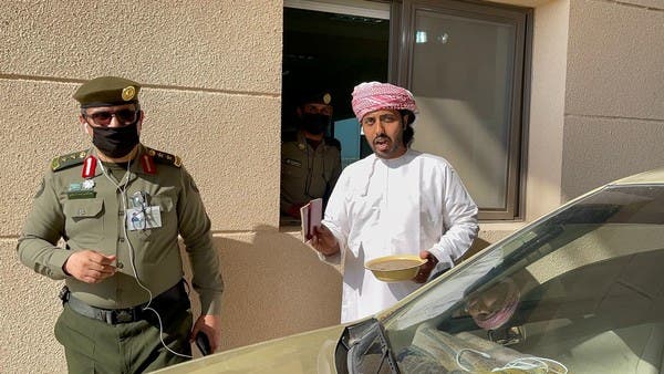 هذا ما أعطاه عماني أثناء عبوره للميناء السعودي لضباط الجوازات 