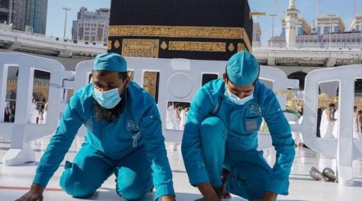 هكذا تم ترميم الملصقات البعيدة في الحرمين الشريفين 