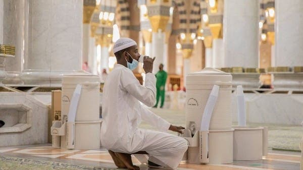 هكذا يتم تقديم ماء زمزم في المسجد النبوي 