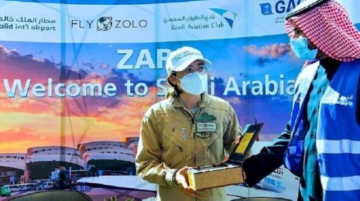 أصغر شخص يسافر حول العالم على متن طائرته التي هبطت في العاصمة السعودية 