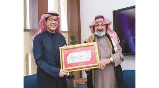 الخليج يستلم الفائز بالجائزة الكبرى في يانصيب 
