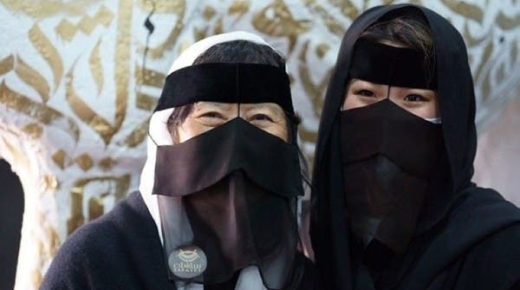 النساء الكوريات يرتدين الزي التقليدي للنساء السعوديات في مهرجان الهجن 
