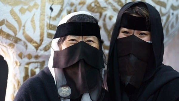النساء الكوريات يرتدين الزي التقليدي للنساء السعوديات في مهرجان الهجن 