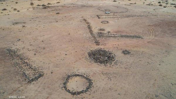 بالصور .. روافد حجرية تشبه الدفن في سهول جنوب السعودية 