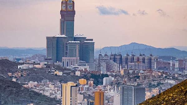 بالصور .. هكذا بدت ساعة مكة مع طقس الشتاء 