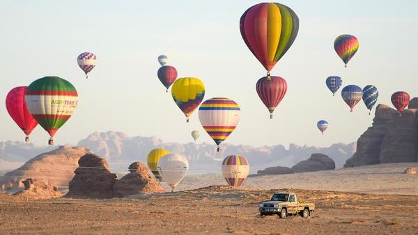 بدأ مصور سعودي هاوً بكاميرا قديمة وقام بجولة حول العالم في عمليات إنسانية 