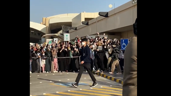 حفل استقبال مزدحم لفرقة Stray Kids بمطار الرياض 