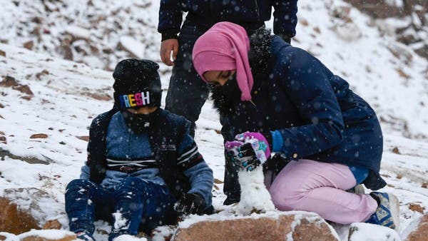 شاهد .. أهالي تبوك يحتفلون بالثلج برقصة الضحى الشهيرة 