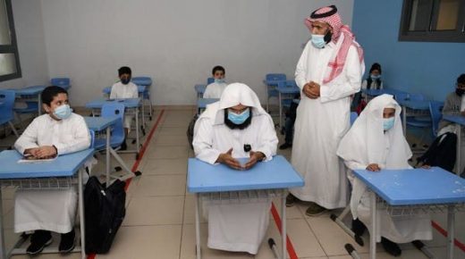 شاهد إمام المسجد الحرام في مكة المكرمة عبد الرحمن السديس على مقاعد الدراسة 