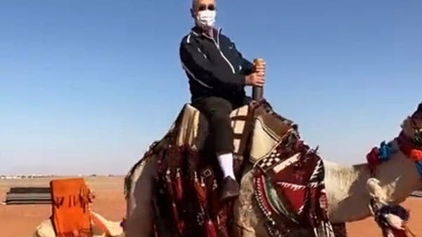 شاهد السفير الياباني بالسعودية على الجمل .. "ستدمن حب الصحراء". 