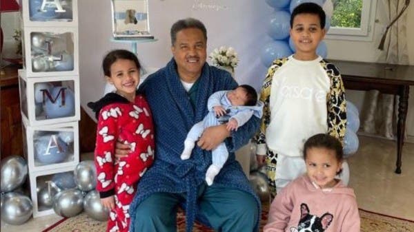 شاهد .. صورة أبوية للفنان العربي محمد عبده مع أبنائه 