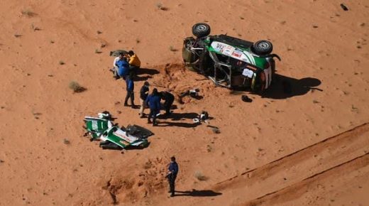 شاهد كيف جاء السعوديون لإنقاذ سائق انقلبت سيارته في رالي داكار 