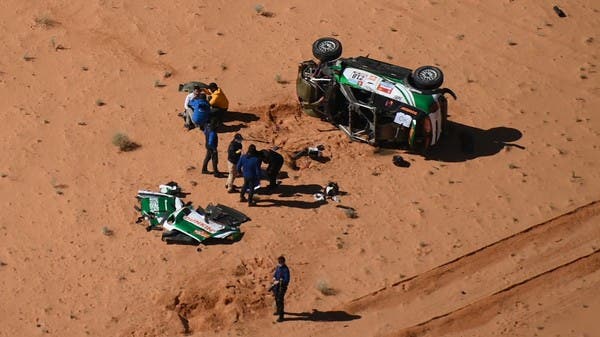 شاهد كيف جاء السعوديون لإنقاذ سائق انقلبت سيارته في رالي داكار 