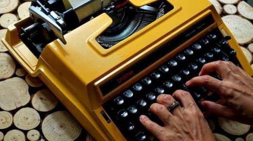 فتاة سعودية تروي قصصها بواسطة 20 آلة كاتبة منذ 4 عقود 