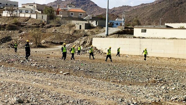 فيديو مرعب .. وفاة سعودي وابنته إثر سيول اجتاحت مركبتهم 