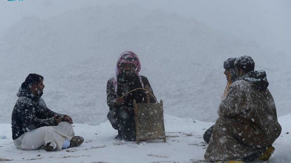 فيديو مضحك من شمال السعودية .. إستقبال ثلجي برقصة الضه 