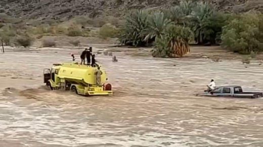 فيديو يخطف الأنفاس لإنقاذ الأشخاص المحاصرين في سيل غزير 