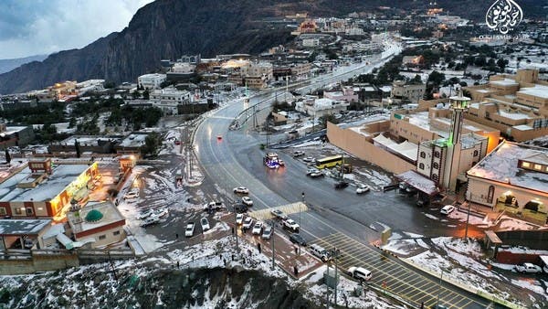 محافظة بني حسن في الباحة جنوب السعودية مغطاة باللون الأبيض 