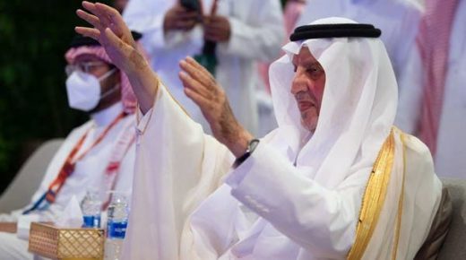 مشاهدة الأمير خالد الفيصل يشارك في الفولكلور الجنوبي في نهاية داكار 