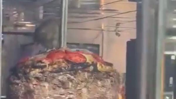 مشهد صادم .. فأر يتجول فوق سيخ شاورما في مطعم بجدة 