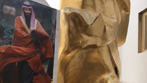 نحات سعودي يقدم منحوتة لولي العهد بعنوان "محور المجد" 