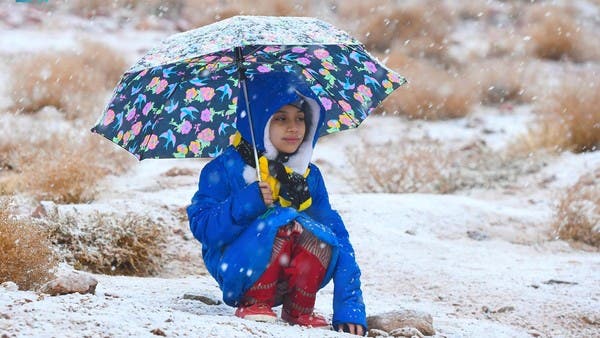 هكذا احتفل أهالي تبوك بتساقط الثلوج على جبل اللوز 