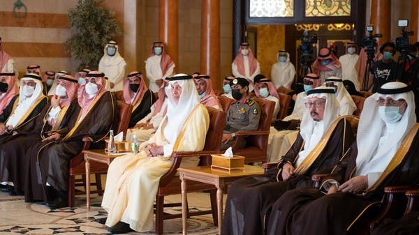 أمير منطقة مكة المكرمة يسلم عددا من سكان العشوائيات في جدة منازلهم الجديدة 
