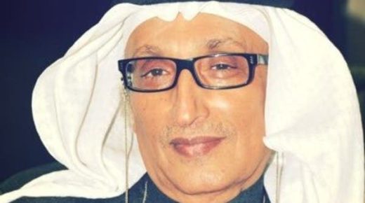 السعودي محمد الغامدي يرمم أبواب ونوافذ منزل حجري عمره 60 عاما 