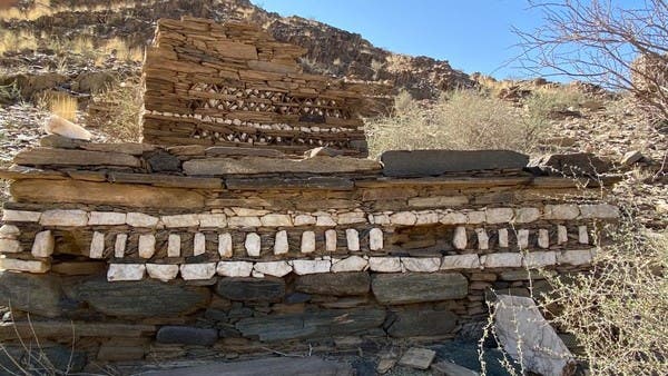 بالصور ، واد في جنوب السعودية يحتوي على مقابر غريبة 