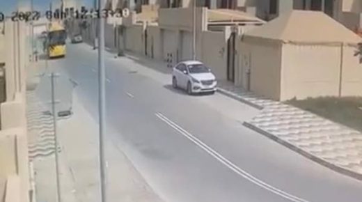 فتاة سعودية تنجو من موت محقق .. شاهد لحظة نزولها من الحافلة المدرسية 