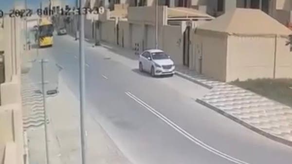 فتاة سعودية تنجو من موت محقق .. شاهد لحظة نزولها من الحافلة المدرسية 