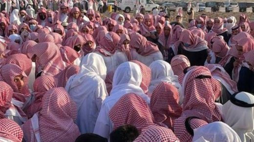 لقطة مؤثرة .. طلاب الثانوية أمام قبر زميلهم الراحل بالرياض 