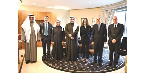 وزير المالية يبحث مع وزير الاقتصاد والمالية 