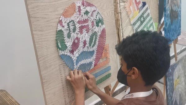 يرسم بالخيط والمسامير .. هكذا أبهر فتى زوار "جازان وينتر". 