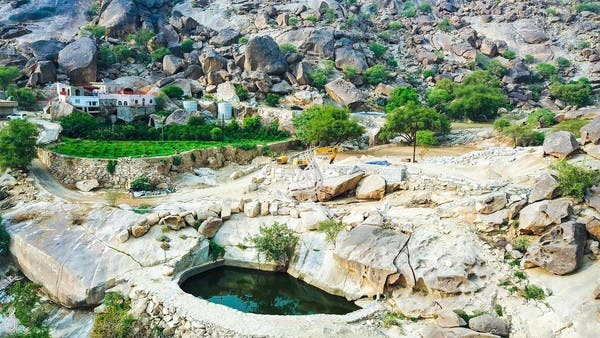 سعودي يجمع مياه الأمطار في أحواض صخرية .. هذه قصته 