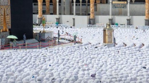 هكذا كان أداء المصلين في الحرمين يوم الجمعة الأول بعد رفع المسافة 